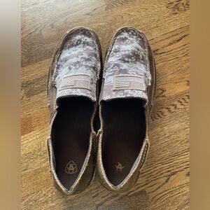 Men’s Ariat Shoes
Size 12D